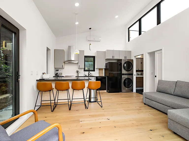 5204 1/2 E Baltimore St — Photo 10