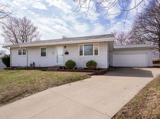 2814 Hillside Ct, Bettendorf, IA 52722