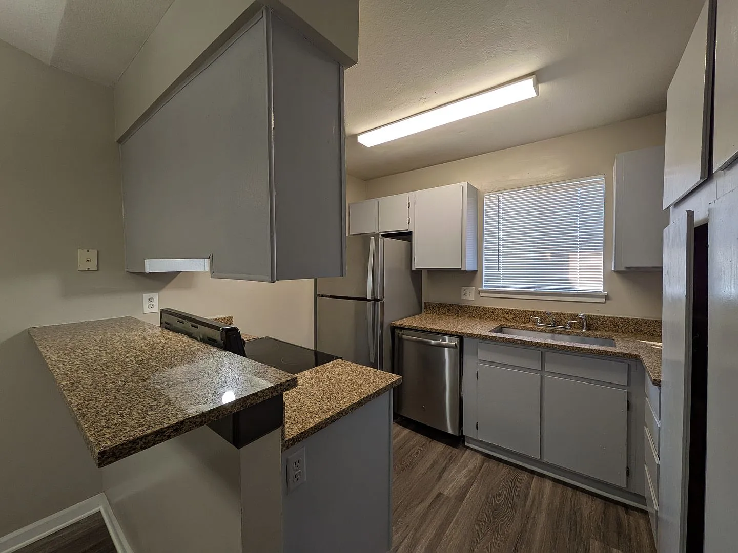 Spacious 2 Bed 1 Bath Condo in Aurora! Available Now! — Photo 2
