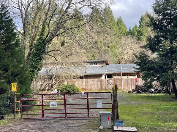 411 S Old Stage Rd, Cave Junction, OR 97523