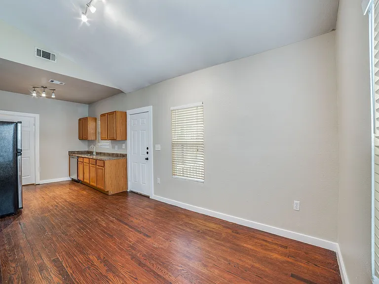 415 Kendall St — Photo 12