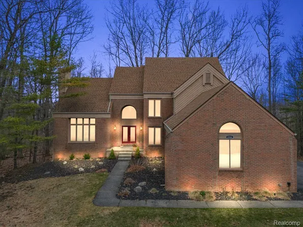 6988 Lakemont Cir, West Bloomfield, MI 48323