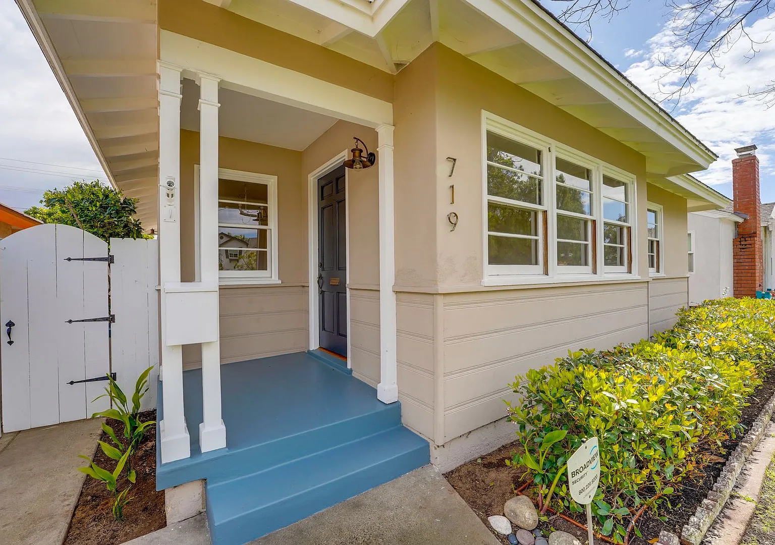 Cute-as-a-Button Coronado "Palmer" Home in a Fabulous School-Side Location Coronado Village — Photo 4