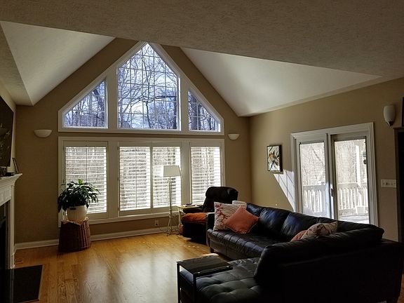 Vaulted ceiling in great rm.