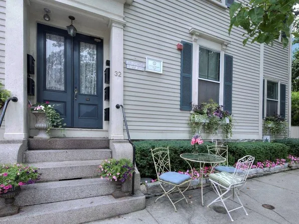 32 School St APT 3, Newport, RI 02840