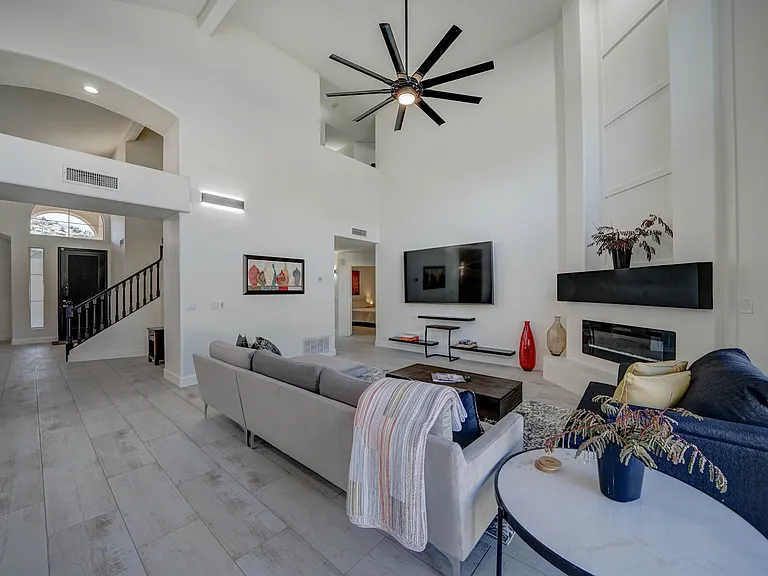 820 E Mountain Sage Dr — Photo 9
