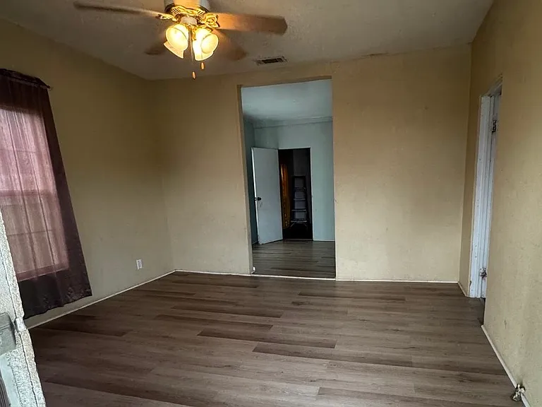 403 E Elk St — Photo 8