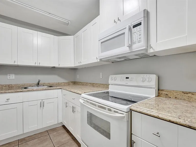 555 SE 8th St #252 — Photo 9