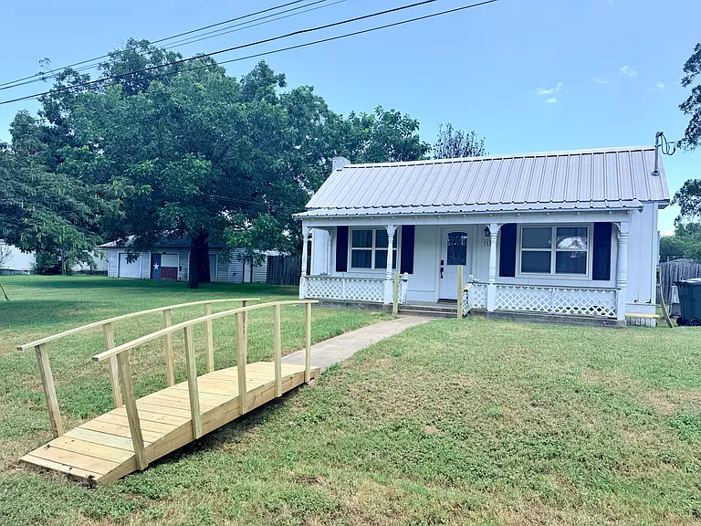 712 Hale St — Photo 4