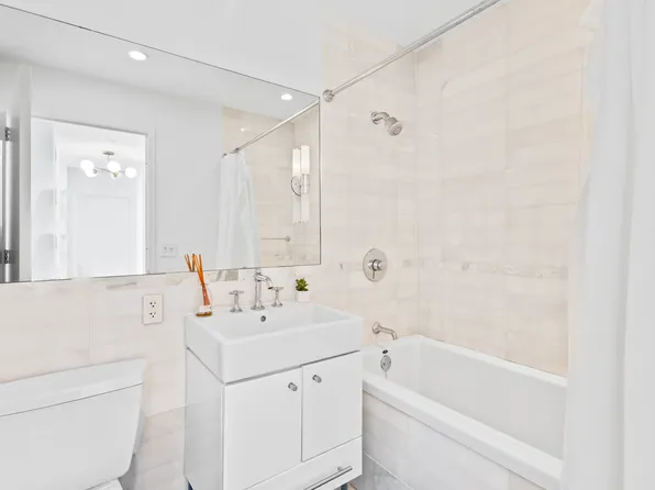 635 West 42nd Street image 10 of 22