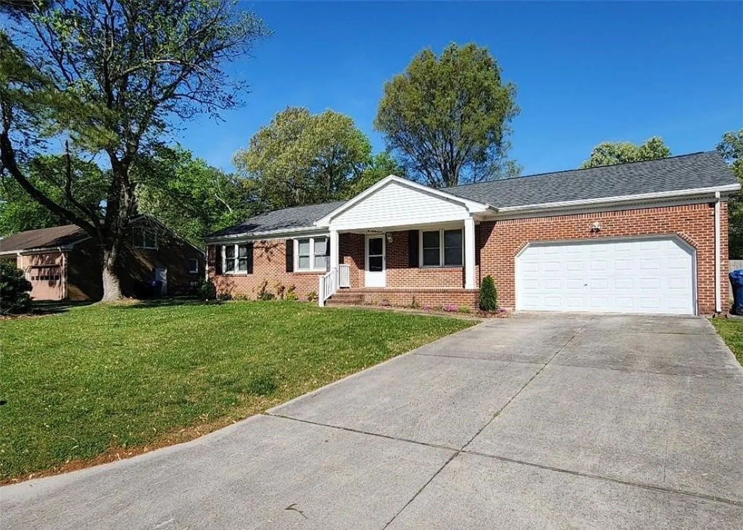Brick Ranch With Garage In Larkspur — Photo 1