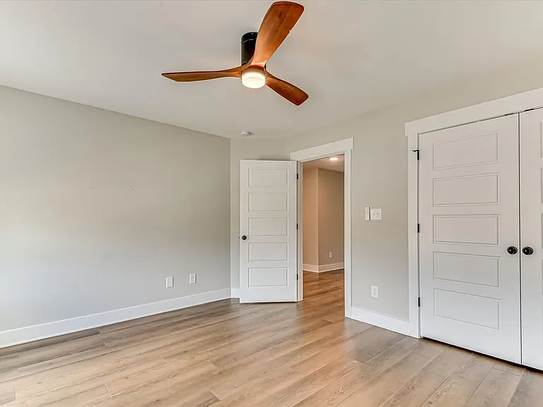 419 Barrow Ln — Photo 1