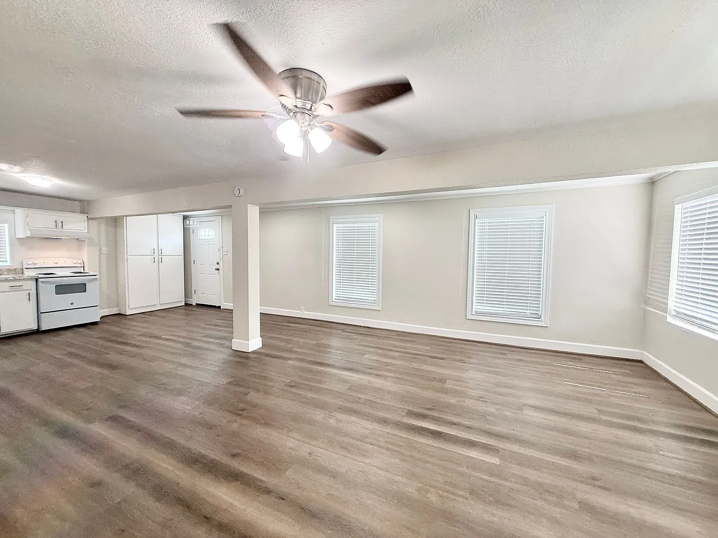 Adorable 2/1 Home in Surfside !! — Photo 4