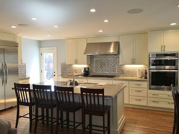 The kitchen has 4 bar stools, plus a bar-height dining table and nice table linens!