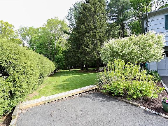 4th image of 10 Linden Ct