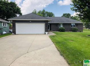 78 Sunset Dr, Dakota Dunes, SD 57049
