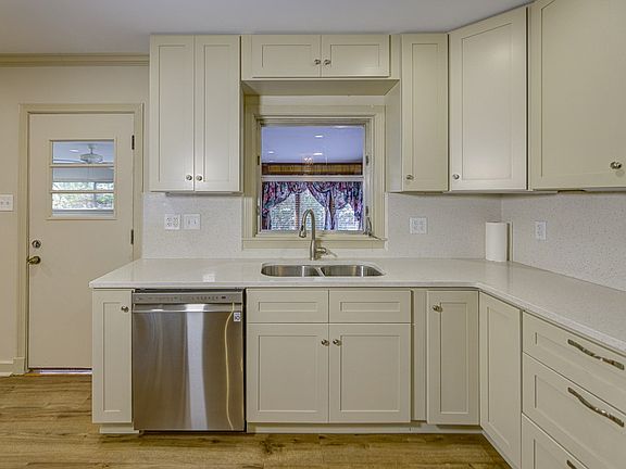 4th image of 420 Warrenton Rd