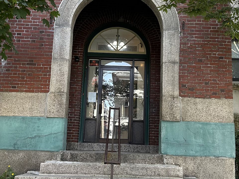 260 Fountain St. Entryway