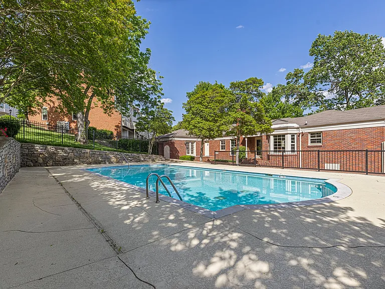 604 Clayborne Ct — Photo 38
