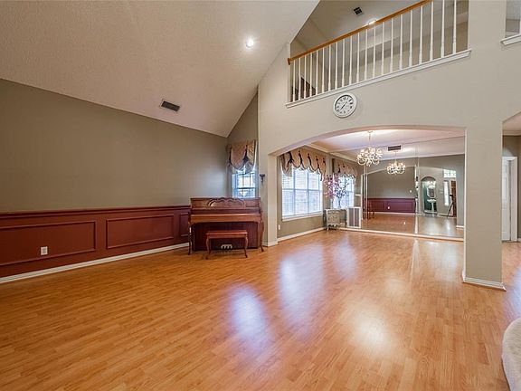 5th image of 810 Cheshire Dr
