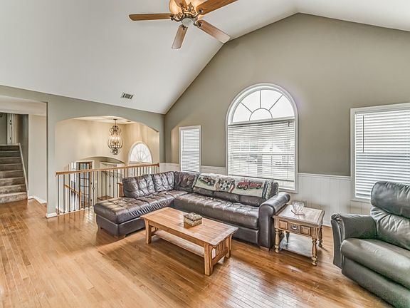 5th image of 18 Henderson Woods Dr