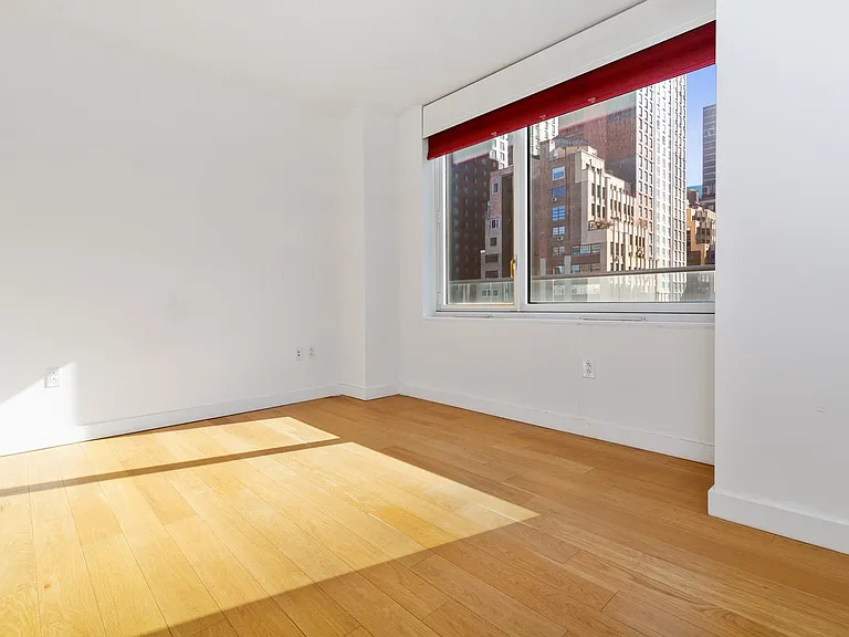 515 9th Ave #12F — Photo 6