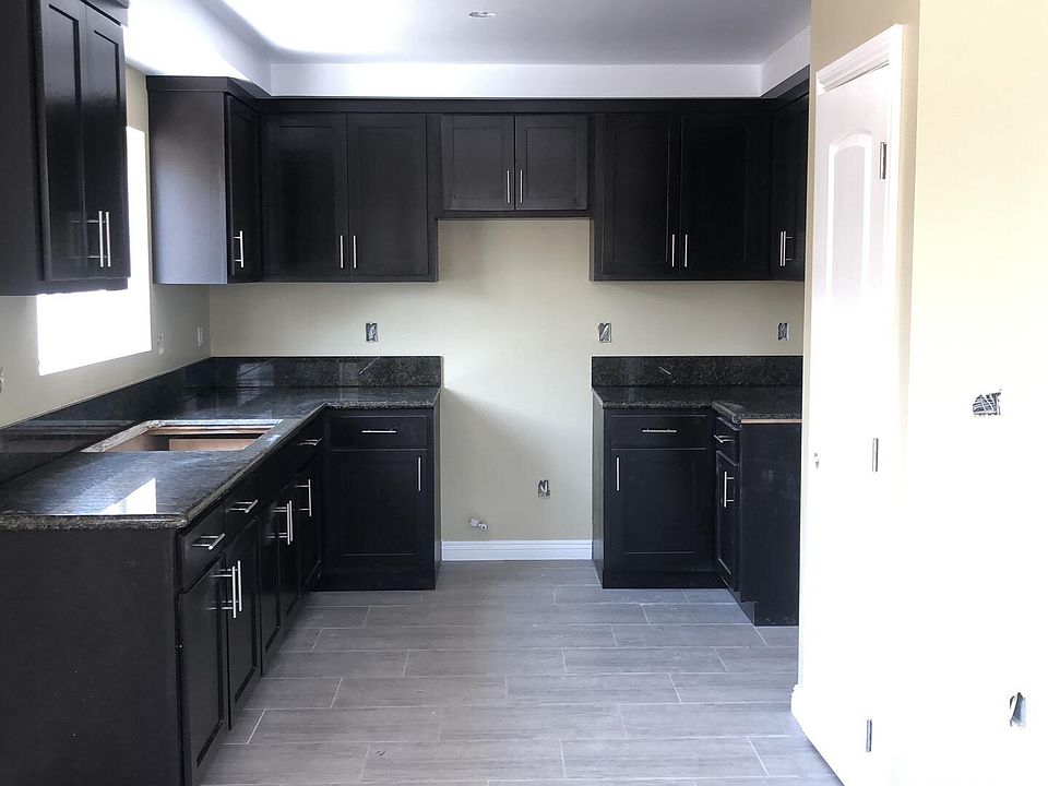 1st image of 827 W 62nd Pl