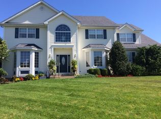 15 Pleasant View Ct, Hauppauge, NY 11788