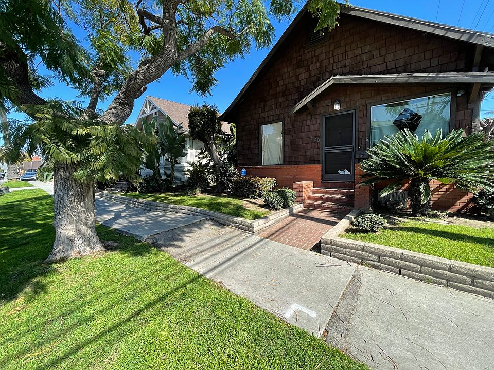 Welcome to 128 Cerritos, a quiet and quaint neighborhood just 1 block to the beach. It comes with an attached single car garage.