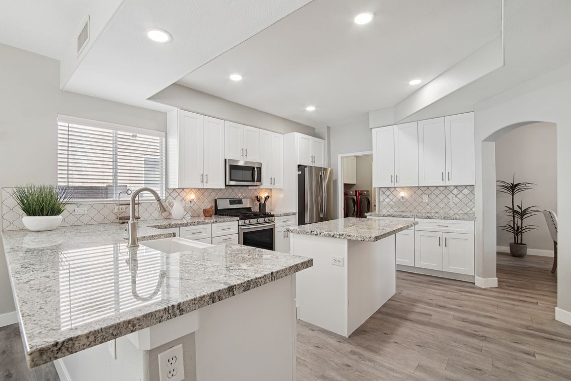 W Binner Dr-L0708-016.jpg