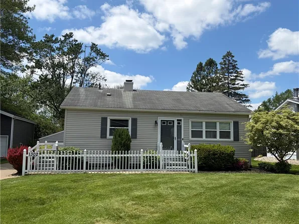 1302 Bel Air Dr NW, North Canton, OH 44720