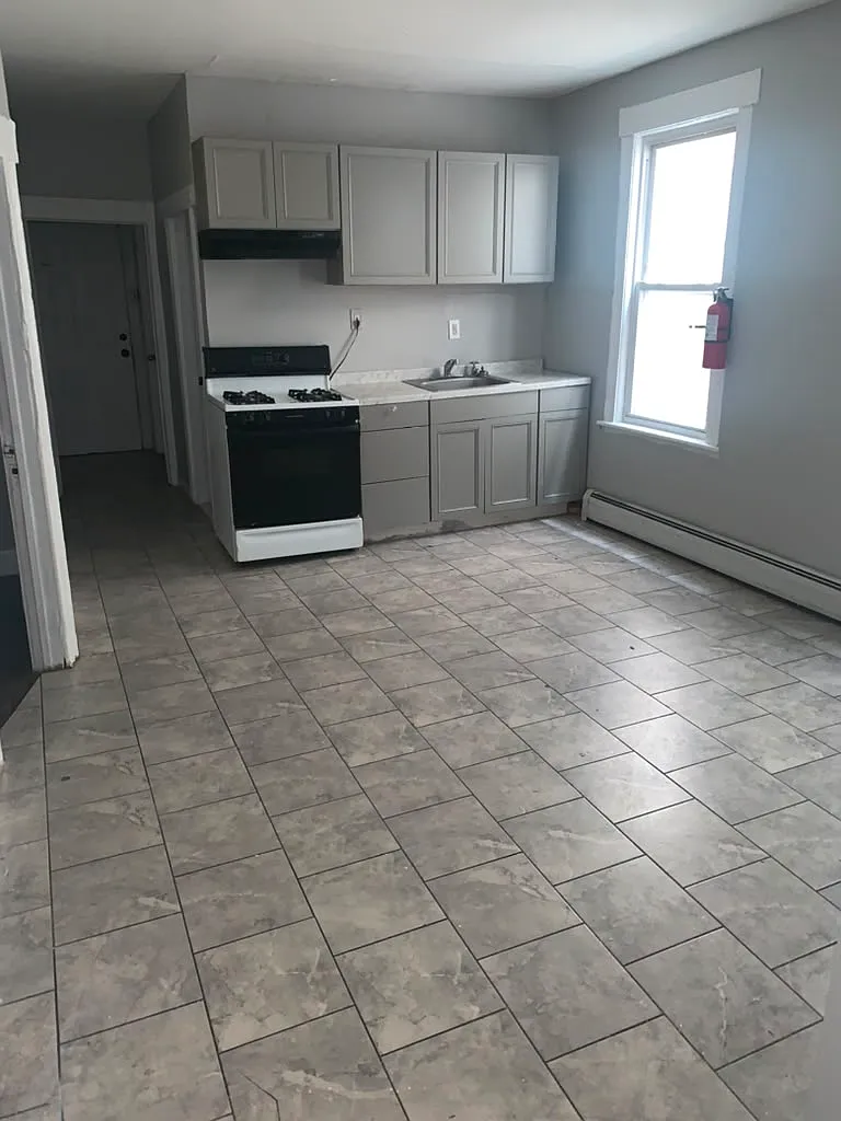 4 bed, 1000 sqft, $2,500 — Photo 1