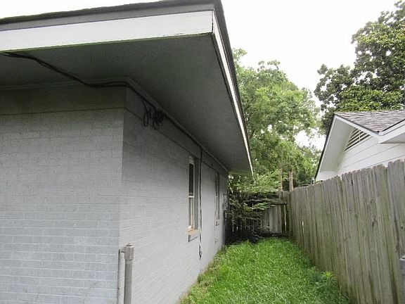 5th image of 165 Carroll St