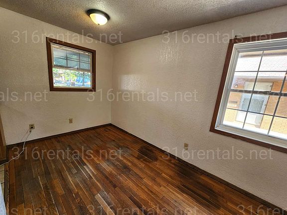3rd image of 1506 N Waco Ave APT A