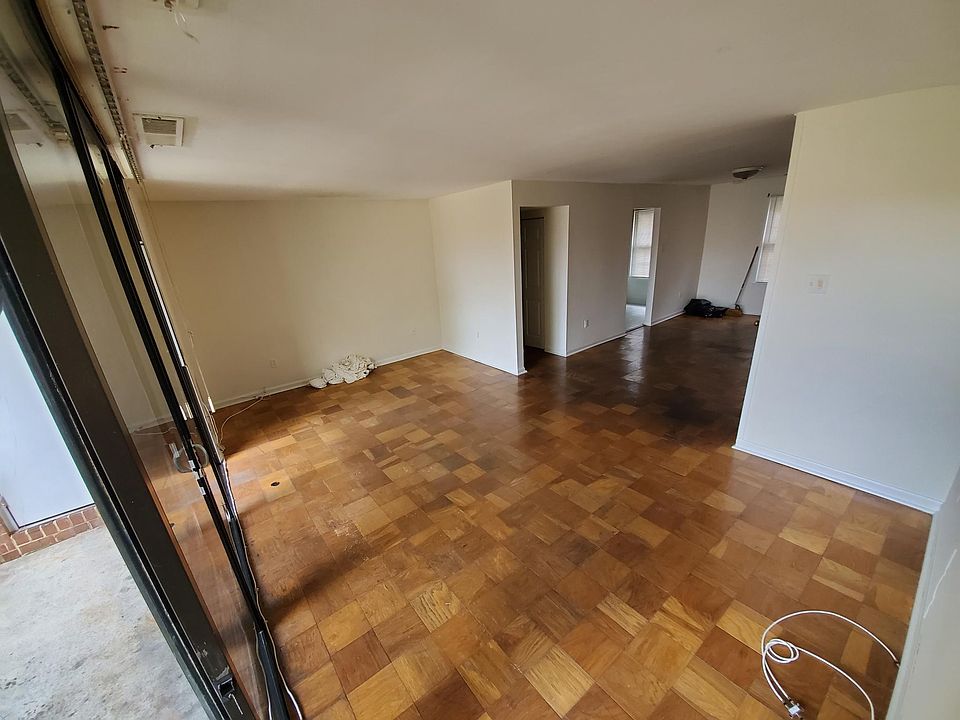 2nd image of 756 Quince Orchard Blvd #10