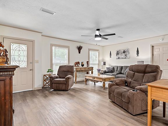 5th image of 109 Hillman St