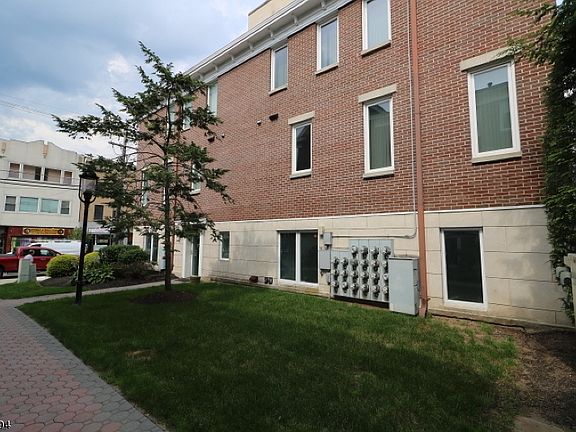 4th image of 60 E Blackwell St APT A
