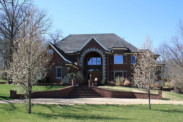 1st image of 801 S Oakwood Dr