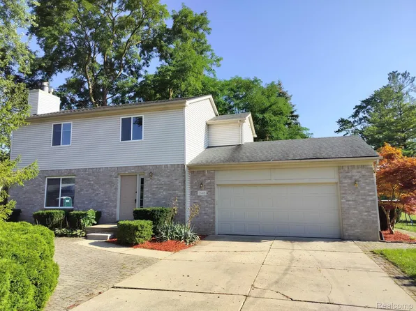 348 Hartland Dr, Troy, MI 48083