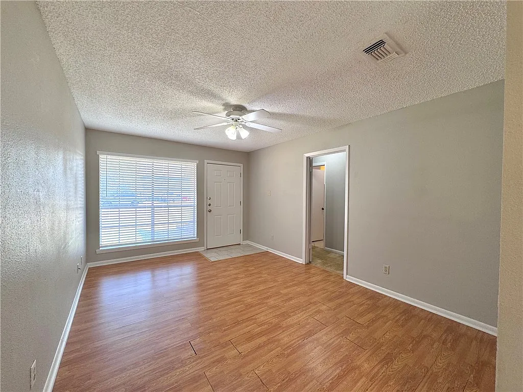 2 bed, 1.5 bath, 1830 sqft, $1,150 — Photo 4