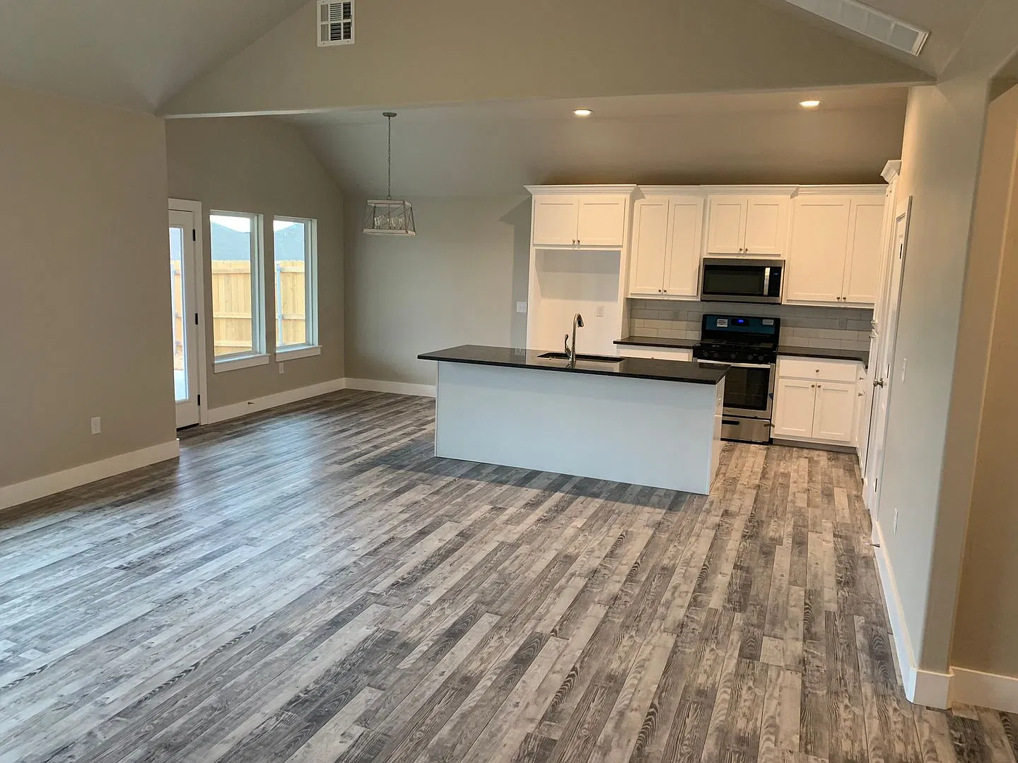 114.6 - 2020 N. Grandview - — Photo 2