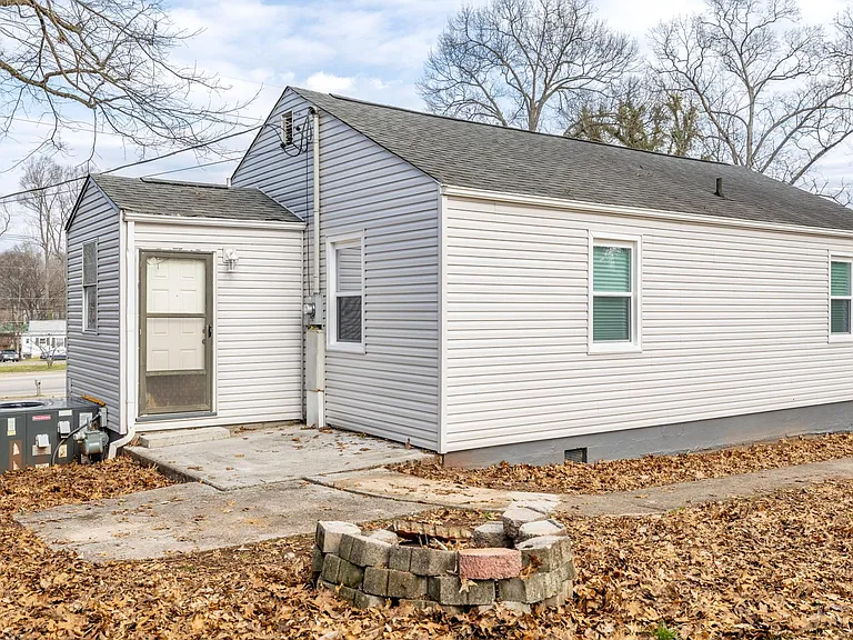 604 E Moody Ave — Photo 6
