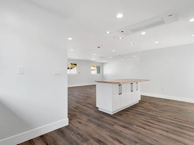 11613 Burbank Blvd — Photo 13