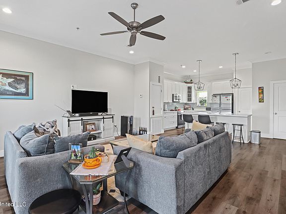 4th image of 47 Oak Alley Ln