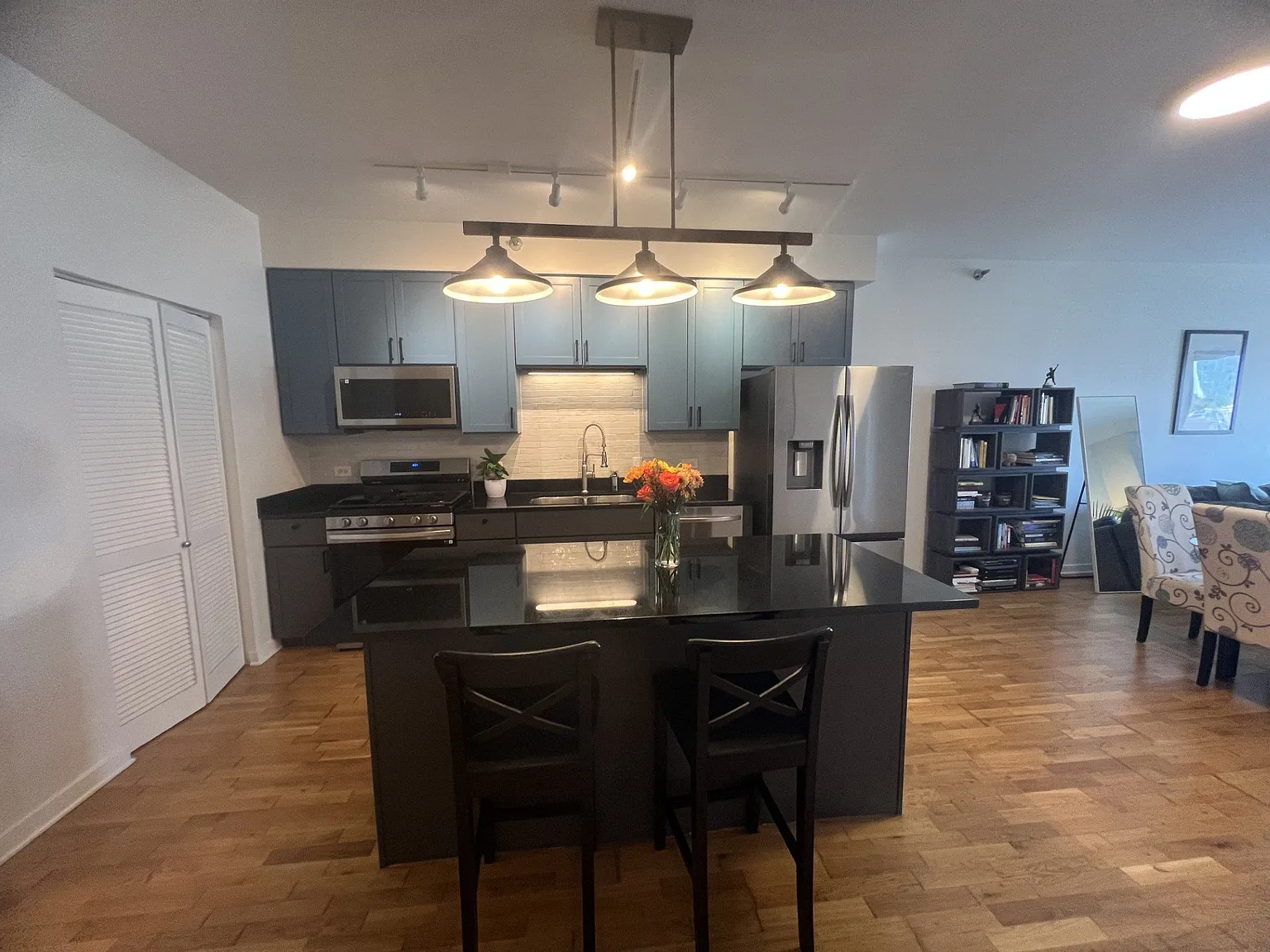 Remodeled 2/2 condo near Lake Michigan, Hardwood, Balcony, Laundry in unit, Parking included — Photo 4