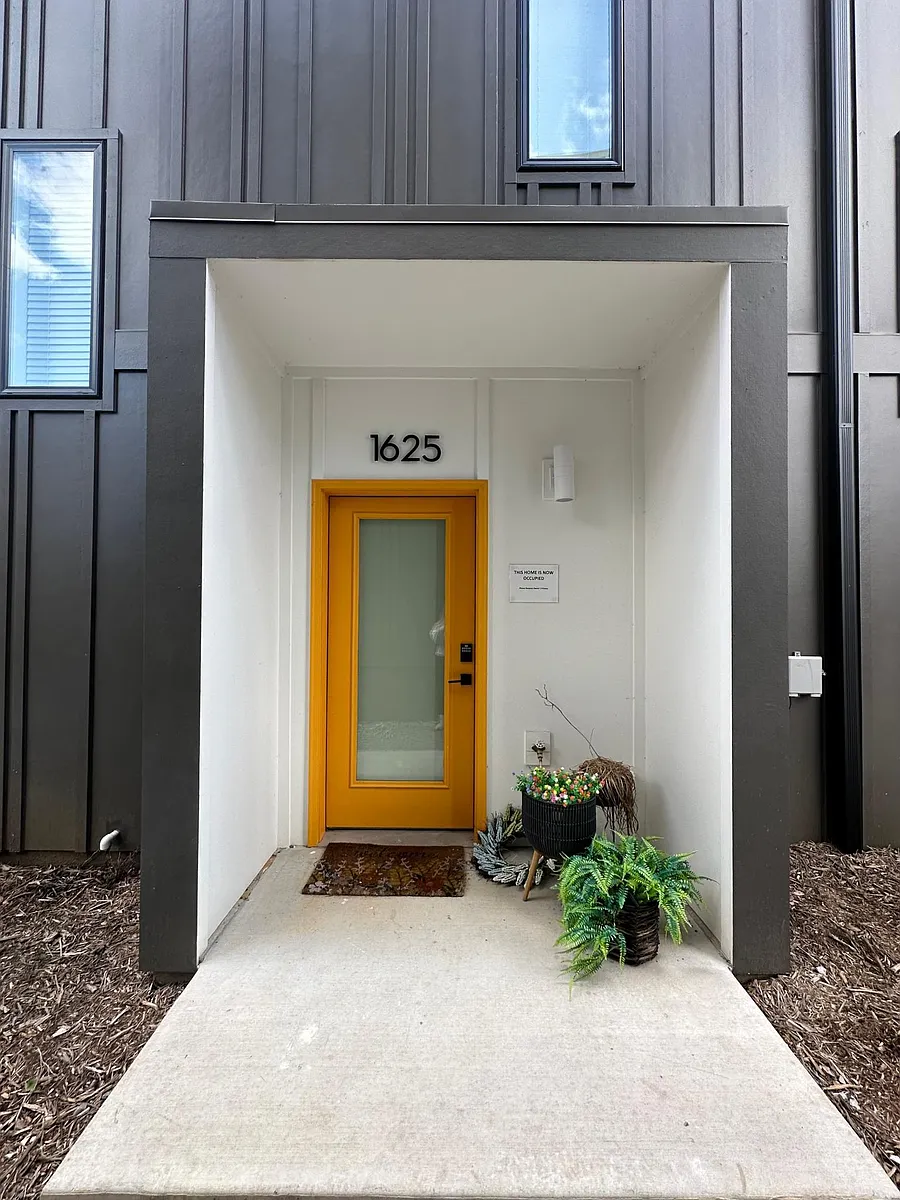 Building Photo - 1625 W 39th St