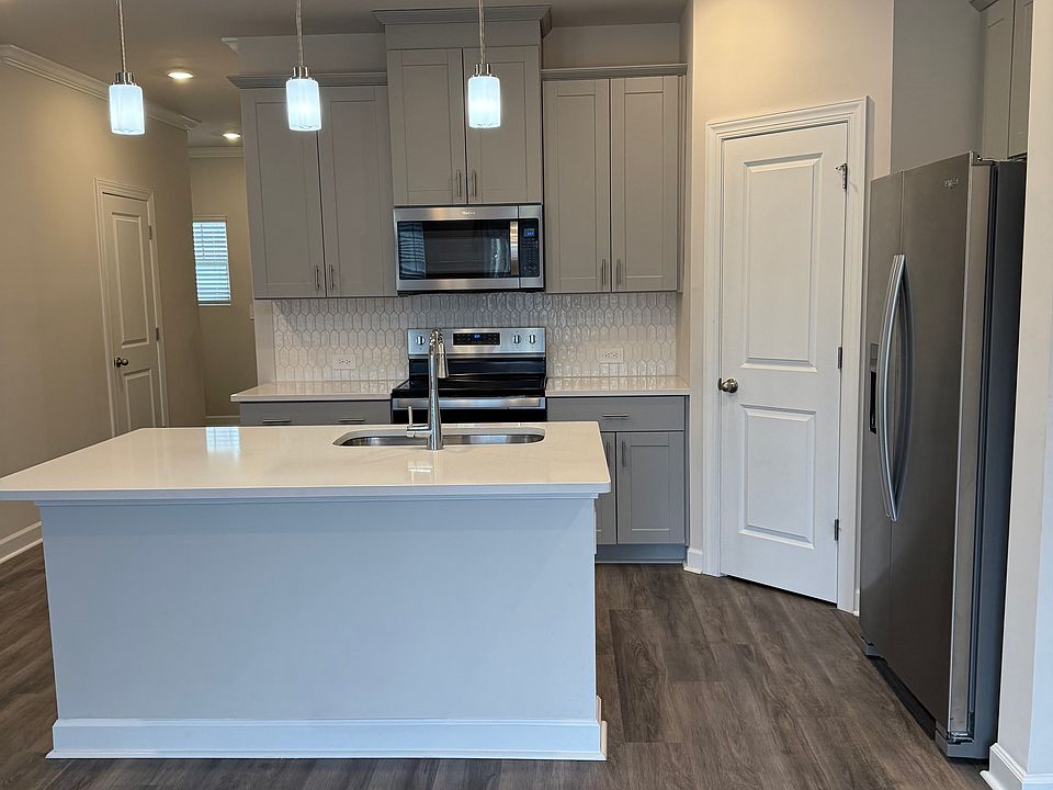 Fully equipped kitchen self cleaning range/oven, microwave, stainless refrigerator,