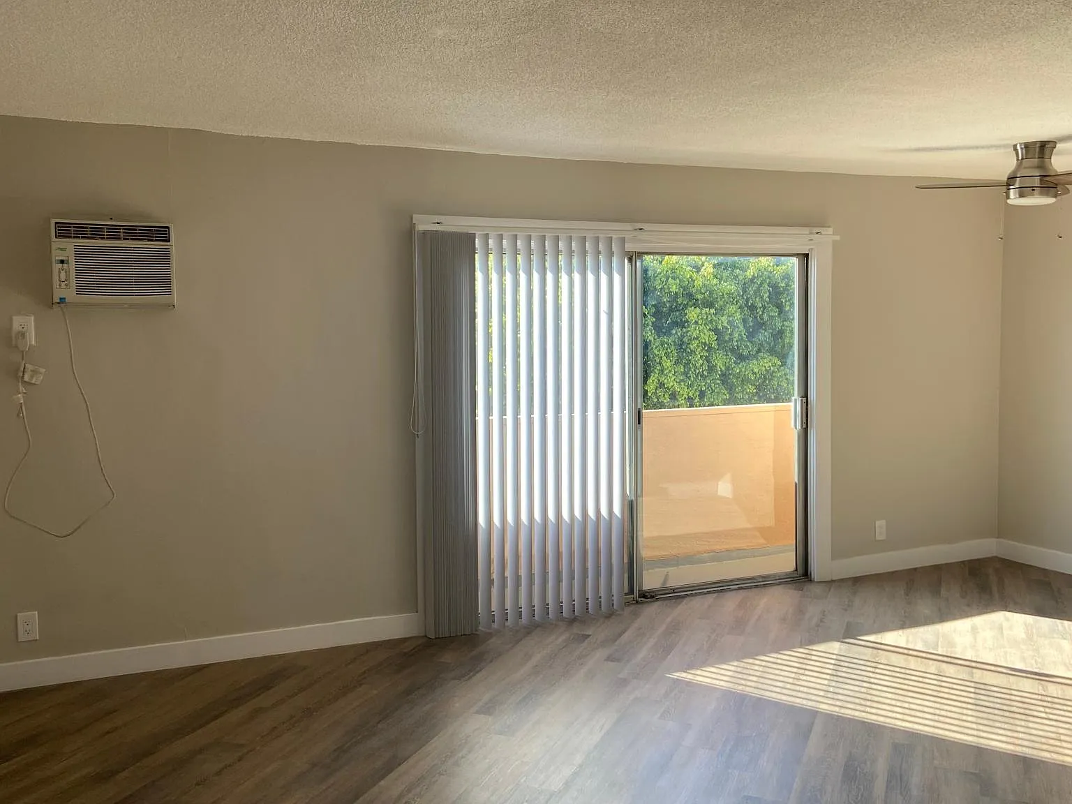 1550 N Harvard Blvd — Photo 3