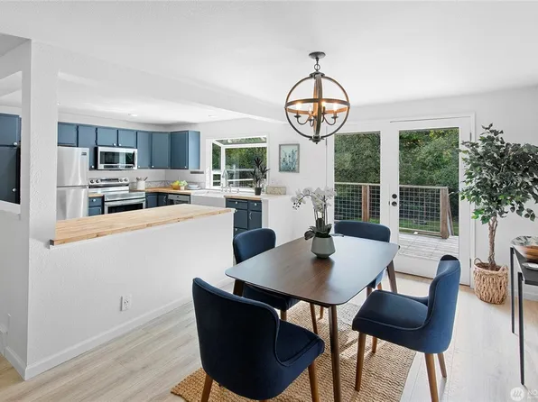 10211 NE Roberts Rd, Bainbridge Island, WA 98110