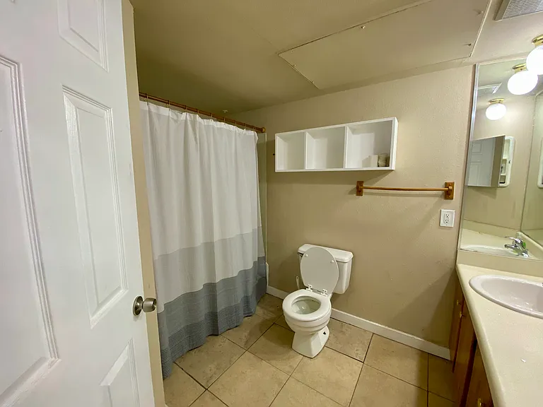 On suite bath with tub/shower combo